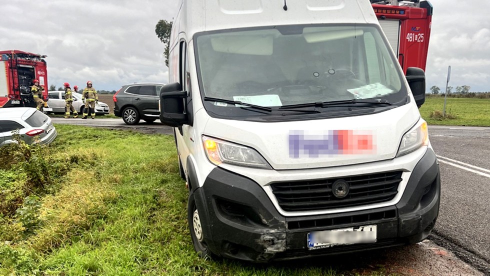Gmina Nowy Staw. Jedna osoba w szpitalu po zderzeniu pojazdu dostawczego z osobówką.