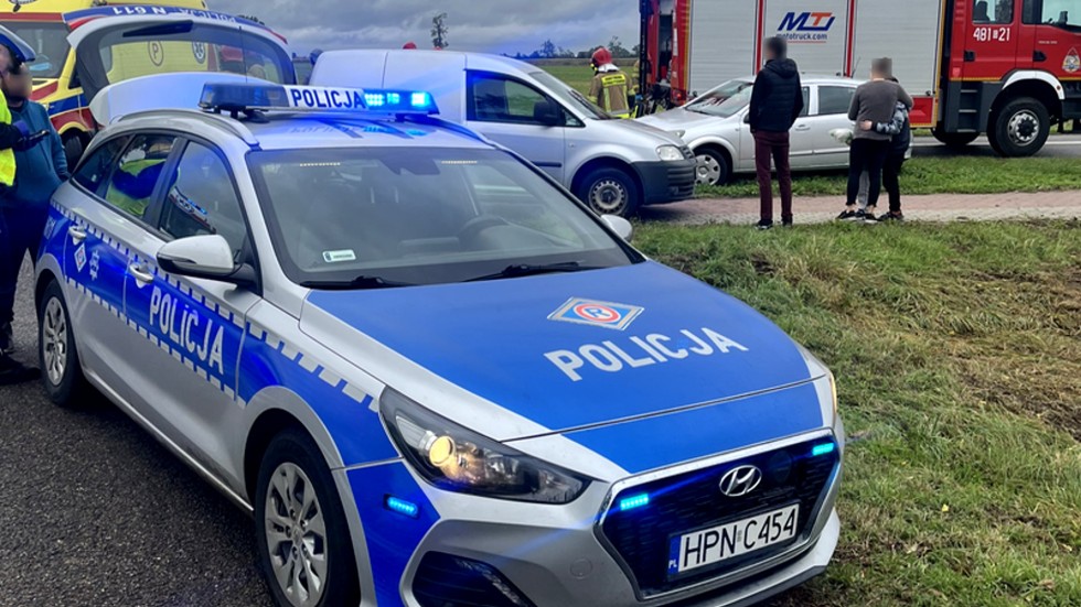 Gmina Nowy Staw. Jedna osoba w szpitalu po zderzeniu pojazdu dostawczego z osobówką.