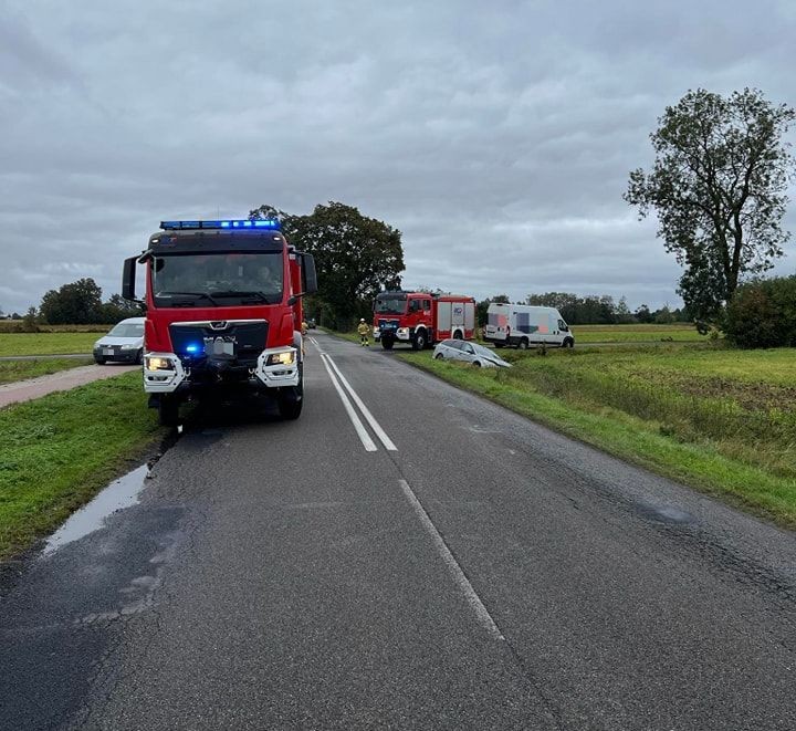 Gmina Nowy Staw. Jedna osoba w szpitalu po zderzeniu pojazdu dostawczego z osobówką.