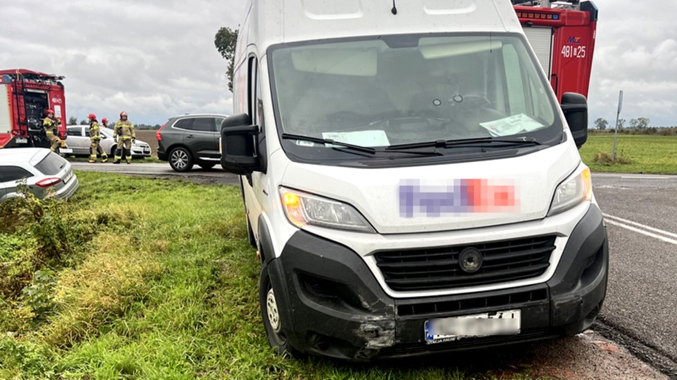 Gmina Nowy Staw. Jedna osoba w szpitalu po zderzeniu pojazdu dostawczego z osobówką.