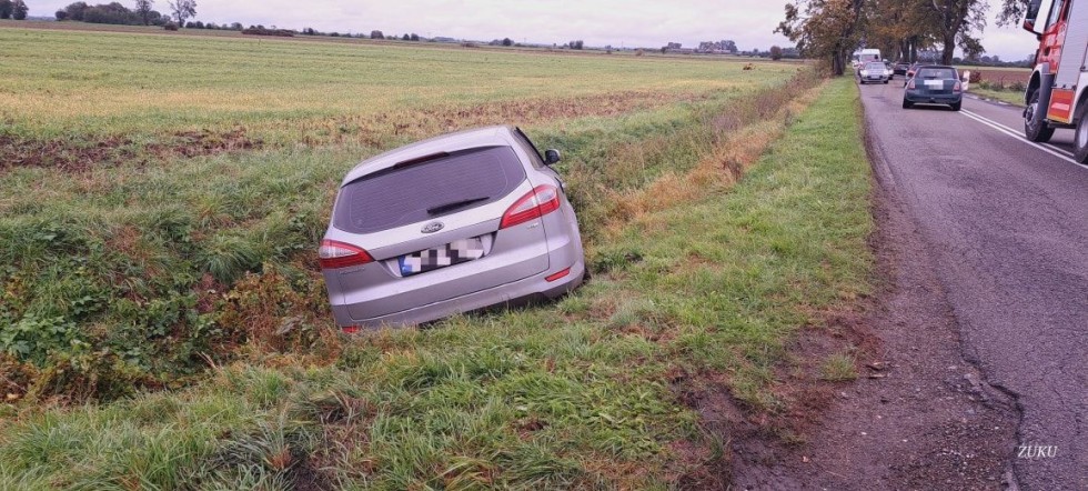 Gmina Nowy Staw. Jedna osoba w szpitalu po zderzeniu pojazdu dostawczego z osobówką.