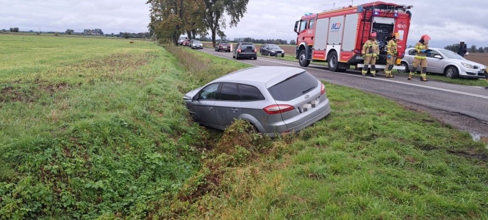 Gmina Nowy Staw. Jedna osoba w szpitalu po zderzeniu pojazdu dostawczego z osobówką.