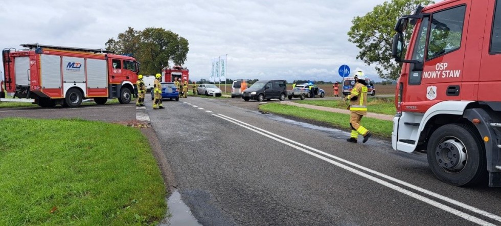 Gmina Nowy Staw. Jedna osoba w szpitalu po zderzeniu pojazdu dostawczego z osobówką.