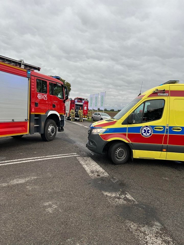 Gmina Nowy Staw. Jedna osoba w szpitalu po zderzeniu pojazdu dostawczego z osobówką.