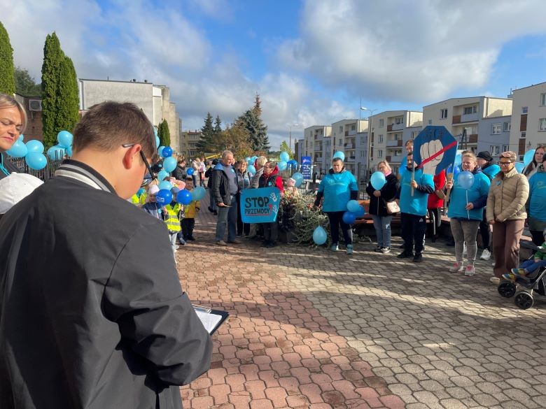 Powiat sztumski. Międzynarodowy Dzień Bez Przemocy – spotkanie policjantów z uczestnikami happeningu.