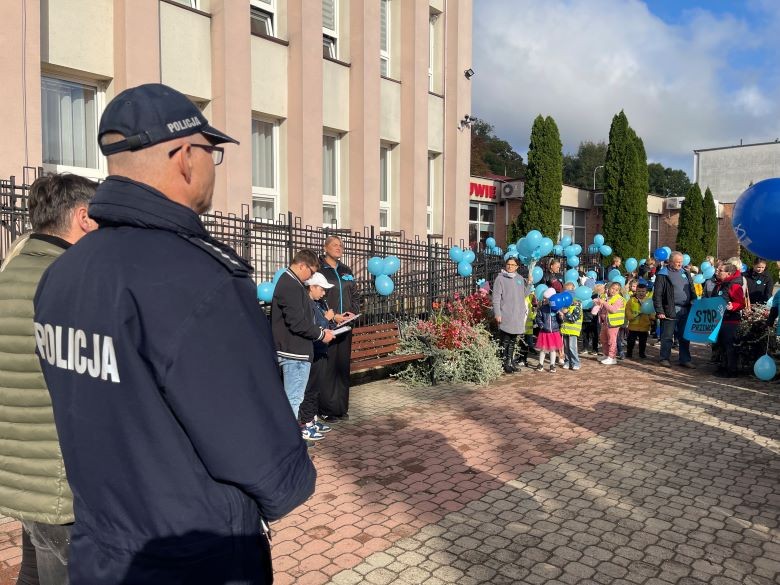 Powiat sztumski. Międzynarodowy Dzień Bez Przemocy – spotkanie policjantów z uczestnikami happeningu.