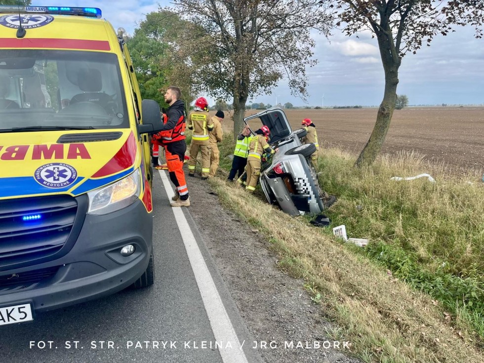DK55. Dachowanie osobówki w Tragaminie – 66-letni kierowca w szpitalu.