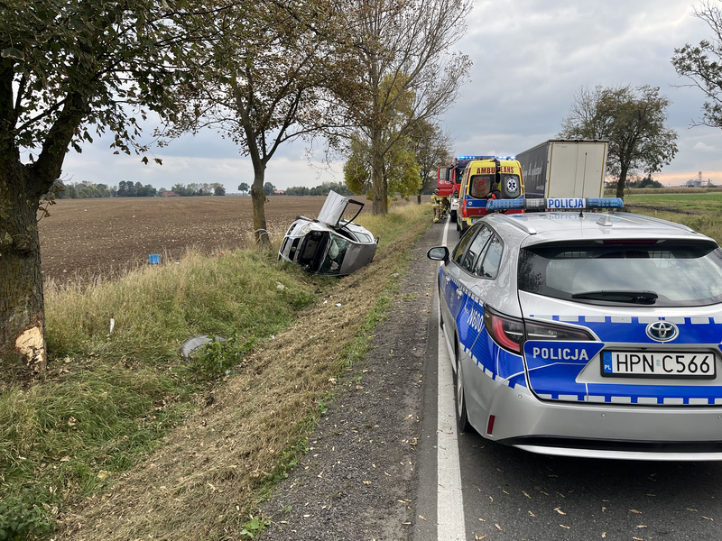 DK55. Dachowanie osobówki w Tragaminie – 66-letni kierowca w szpitalu.