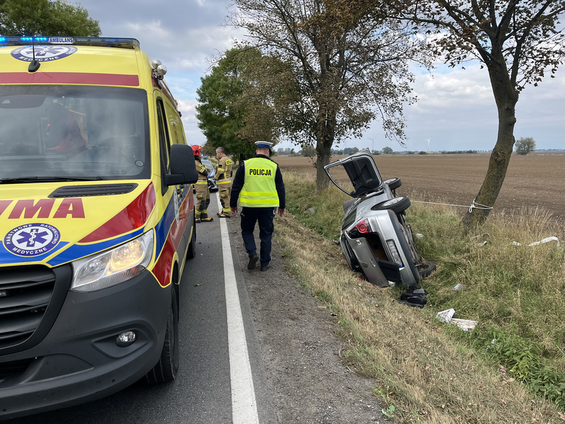 DK55. Dachowanie osobówki w Tragaminie – 66-letni kierowca w szpitalu.