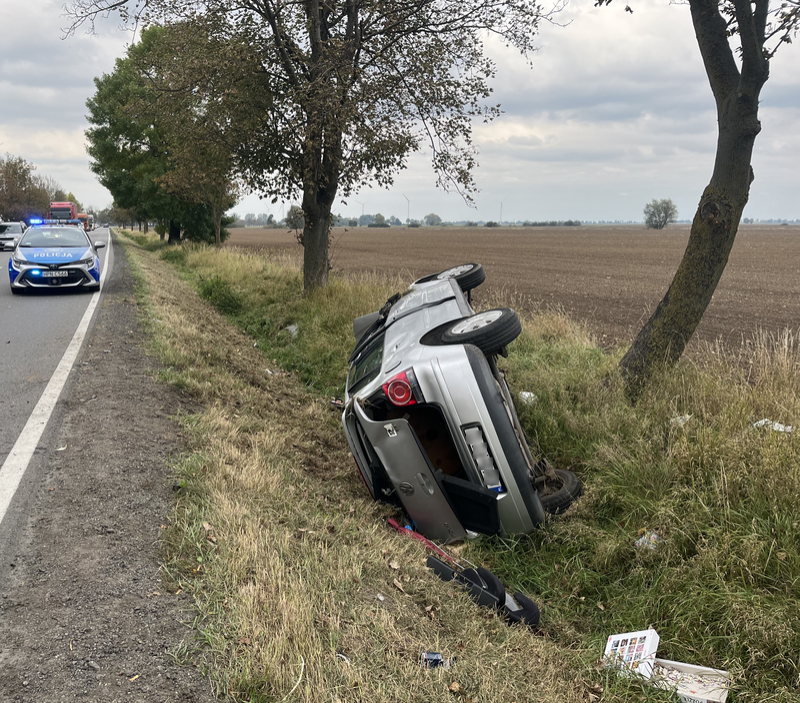 DK55. Dachowanie osobówki w Tragaminie – 66-letni kierowca w szpitalu.