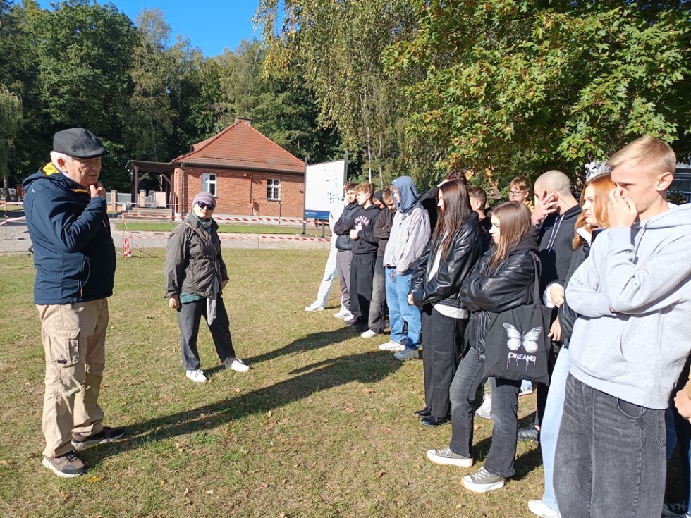 Malbork. Uczniowie Technikum nr 3 z wizytą w Miejscu Pamięci.