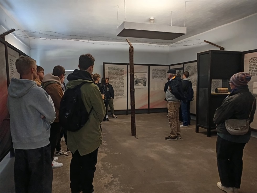 Malbork. Uczniowie Technikum nr 3 z wizytą w Miejscu Pamięci.