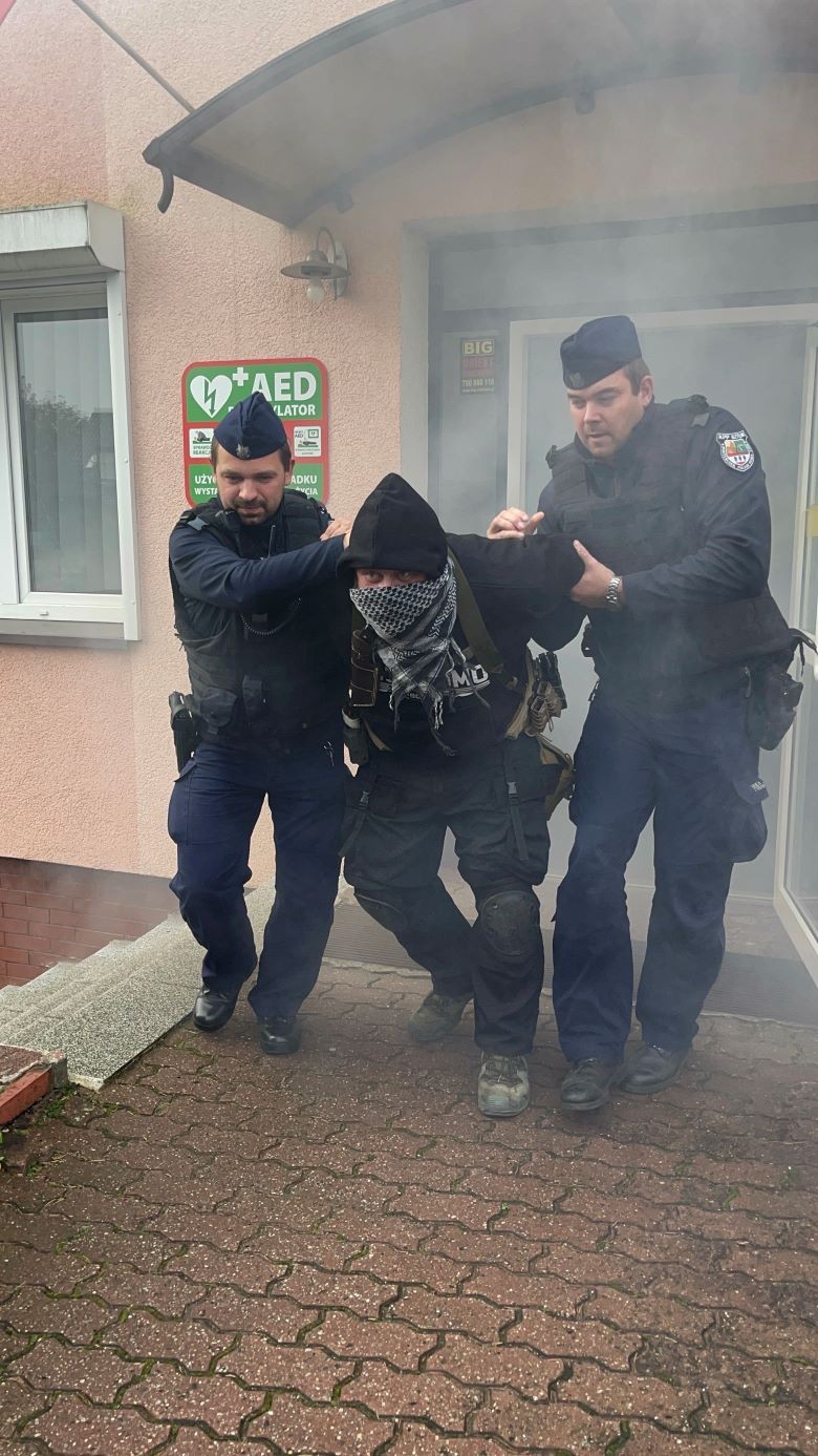 Mikołajki Pomorskie. Uzbrojony napastnik i pożar pomieszczenia w urzędzie – wspólne ćwiczenia służb.