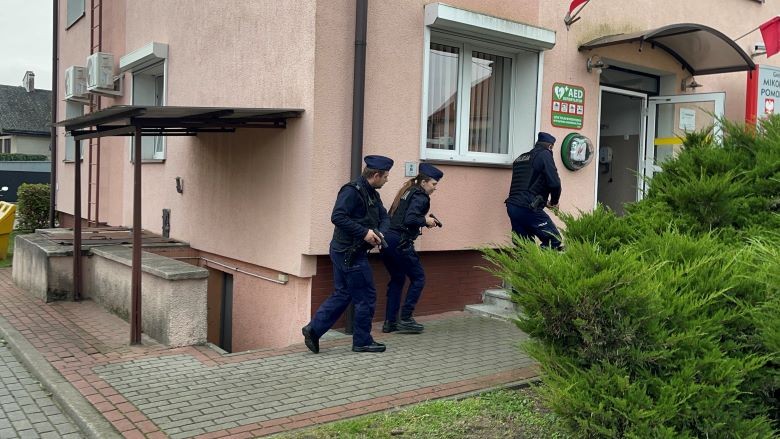 Mikołajki Pomorskie. Uzbrojony napastnik i pożar pomieszczenia w urzędzie – wspólne ćwiczenia służb.