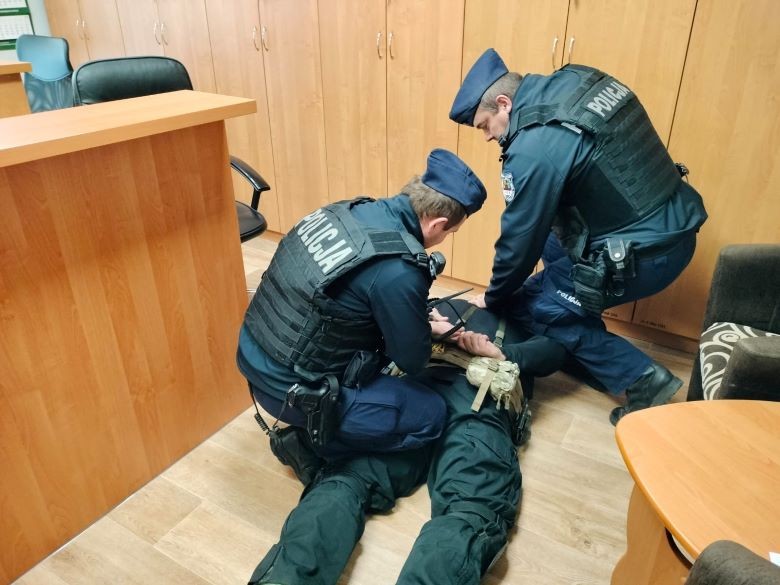 Mikołajki Pomorskie. Uzbrojony napastnik i pożar pomieszczenia w urzędzie – wspólne ćwiczenia służb.