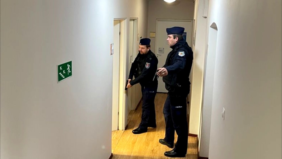 Mikołajki Pomorskie. Uzbrojony napastnik i pożar pomieszczenia w urzędzie – wspólne ćwiczenia służb.