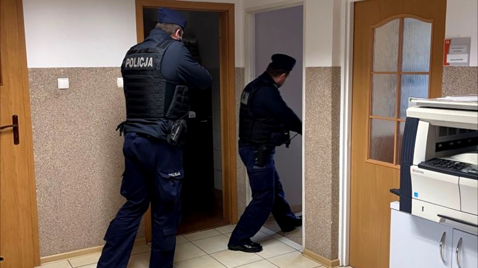 Mikołajki Pomorskie. Uzbrojony napastnik i pożar pomieszczenia w urzędzie – wspólne ćwiczenia służb.