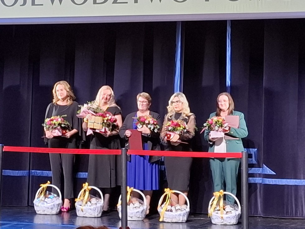 Nowy Dwór Gdański.  Dorota Betkier i Aleksandra Chojnacka – Huzar z nagrodą Marszałka Województwa Pomorskiego.