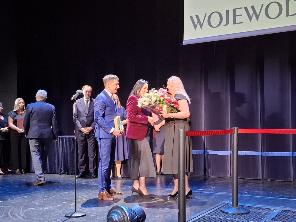 Nowy Dwór Gdański.  Dorota Betkier i Aleksandra Chojnacka – Huzar z nagrodą Marszałka Województwa Pomorskiego.