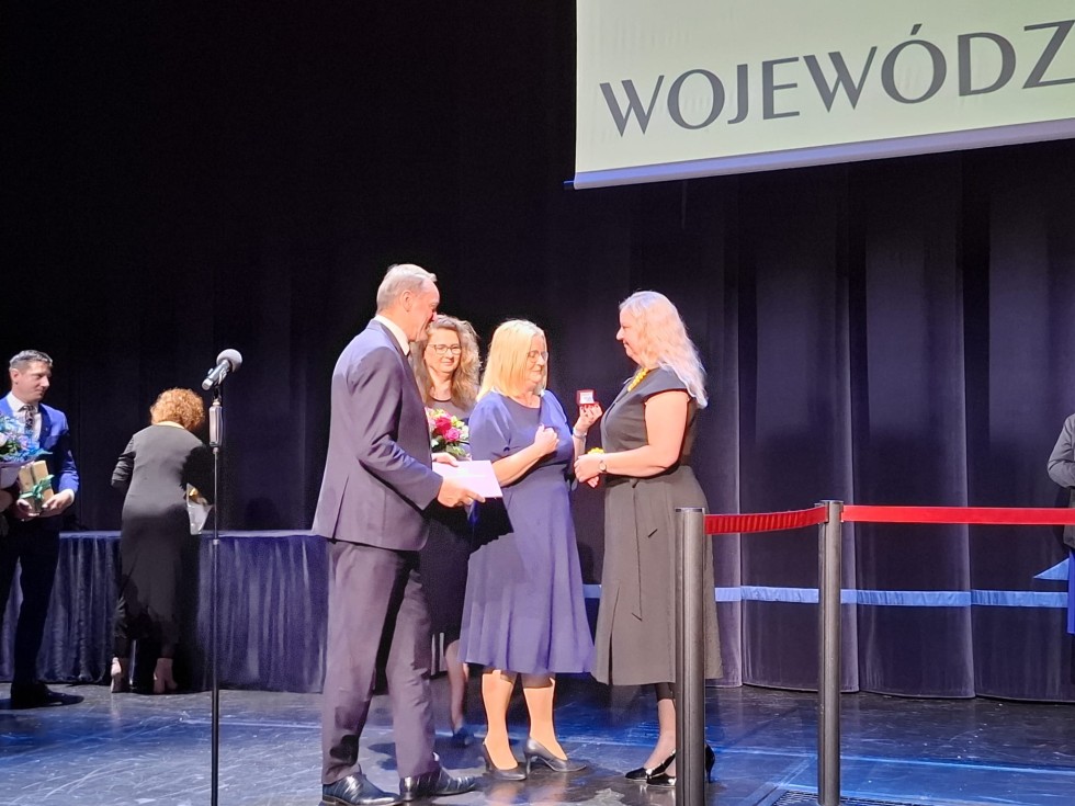 Nowy Dwór Gdański.  Dorota Betkier i Aleksandra Chojnacka – Huzar z nagrodą Marszałka Województwa Pomorskiego.