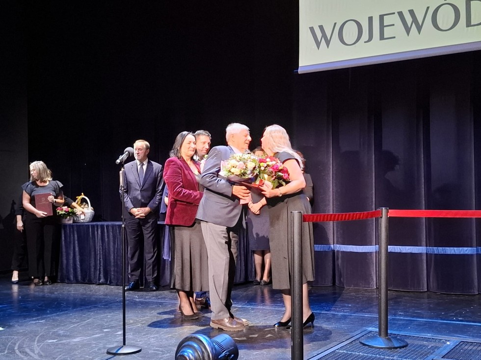 Nowy Dwór Gdański.  Dorota Betkier i Aleksandra Chojnacka – Huzar z nagrodą Marszałka Województwa Pomorskiego.