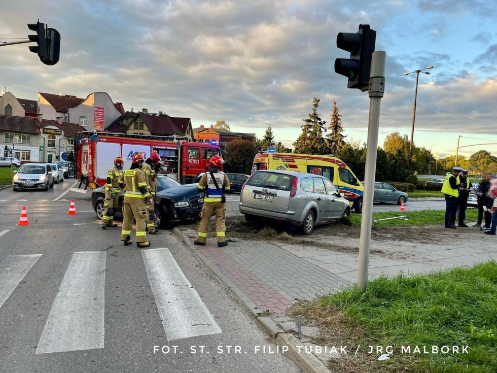 Malbork. Zignorowała sygnalizację świetlną, wjechała na czerwonym świetle i zderzyła się z dwoma osobówkami. Zobacz wideo ku przestrodze!