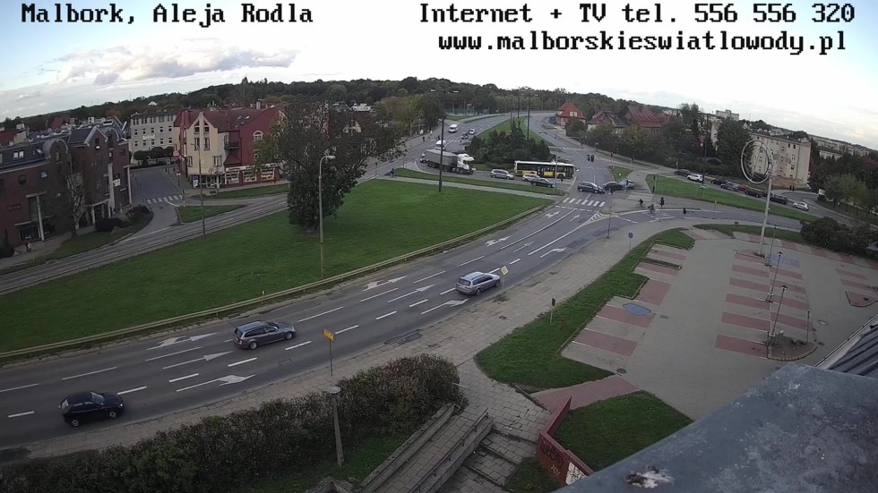 Malbork. Zignorowała sygnalizację świetlną, wjechała na czerwonym świetle i zderzyła się z dwoma osobówkami. Zobacz wideo ku przestrodze!