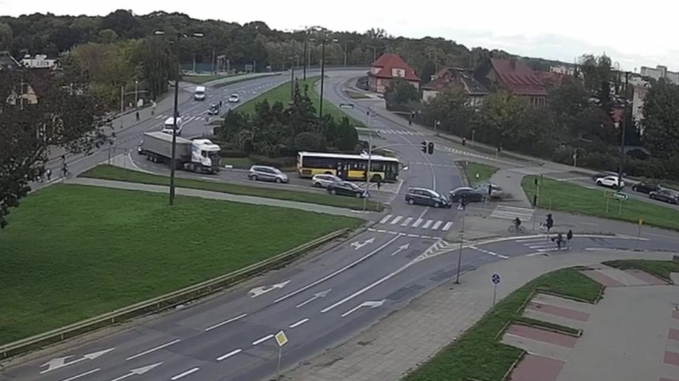 Malbork. Zignorowała sygnalizację świetlną, wjechała na czerwonym świetle i zderzyła się z dwoma osobówkami. Zobacz wideo ku przestrodze!