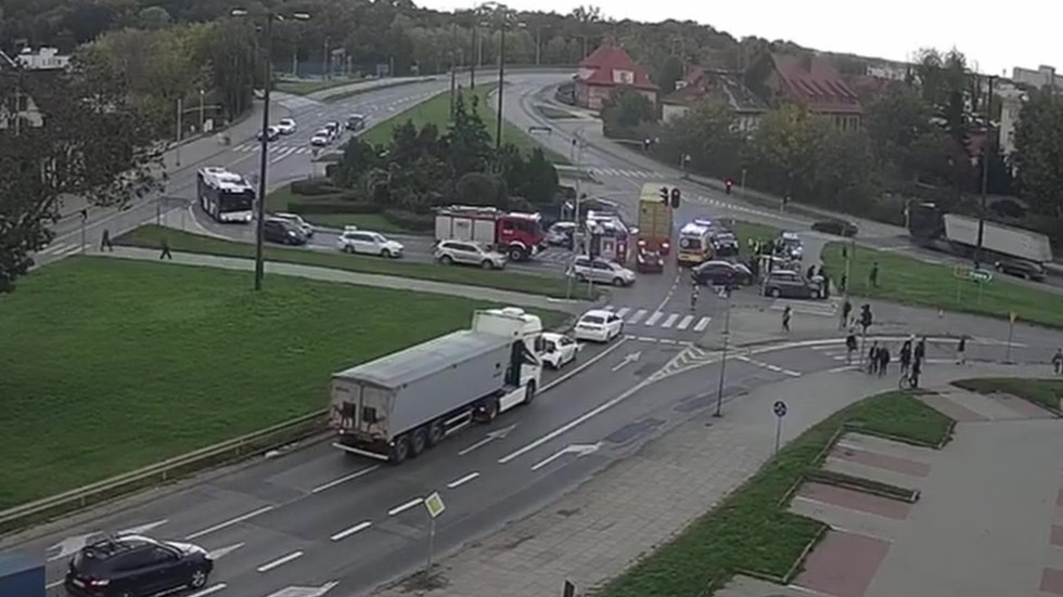 Malbork. Zignorowała sygnalizację świetlną, wjechała na czerwonym świetle i zderzyła się z dwoma osobówkami. Zobacz wideo ku przestrodze!