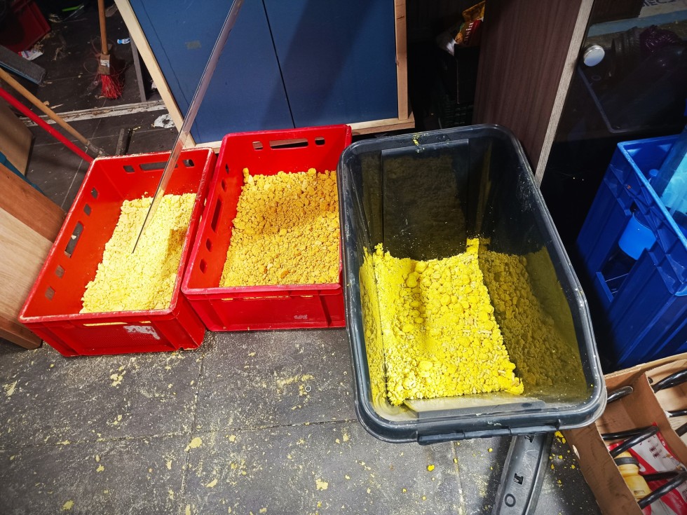 Kolejne laboratorium zlikwidowane, policjanci zatrzymali 3 mężczyzn i zabezpieczyli 35 kg środków odurzających o wartości blisko miliona złotych.