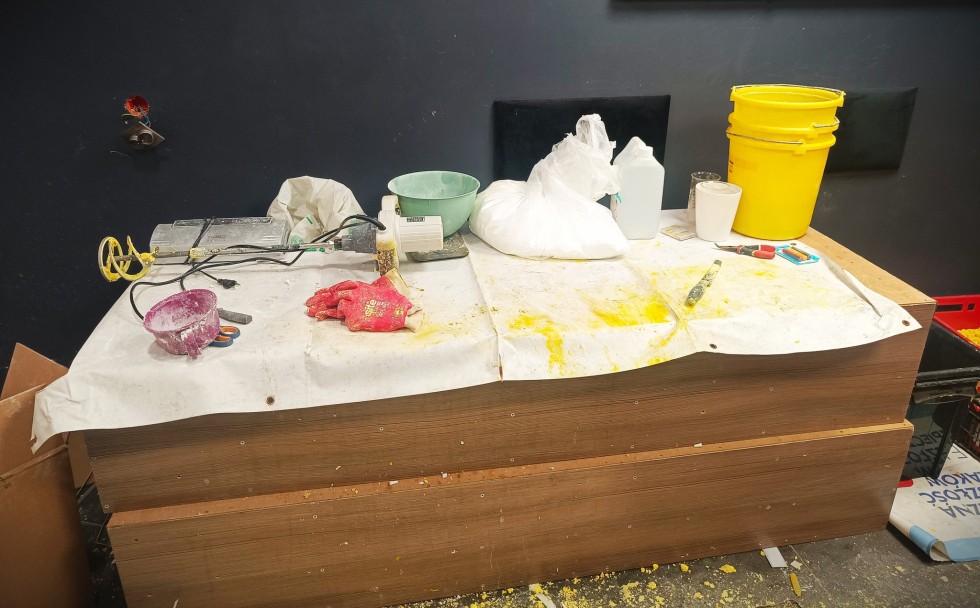 Kolejne laboratorium zlikwidowane, policjanci zatrzymali 3 mężczyzn i zabezpieczyli 35 kg środków odurzających o wartości blisko miliona złotych.