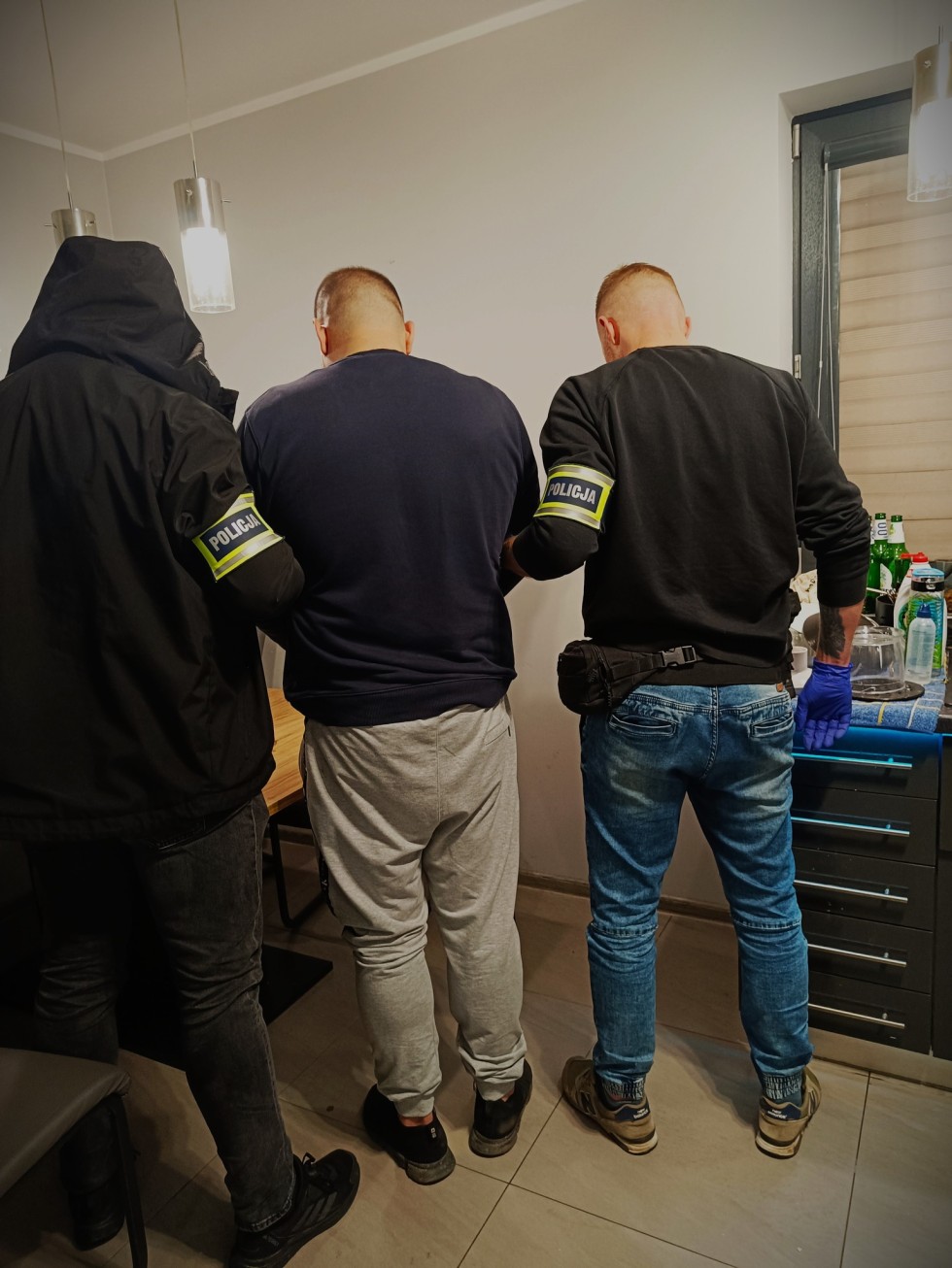 Kolejne laboratorium zlikwidowane, policjanci zatrzymali 3 mężczyzn i zabezpieczyli 35 kg środków odurzających o wartości blisko miliona złotych.