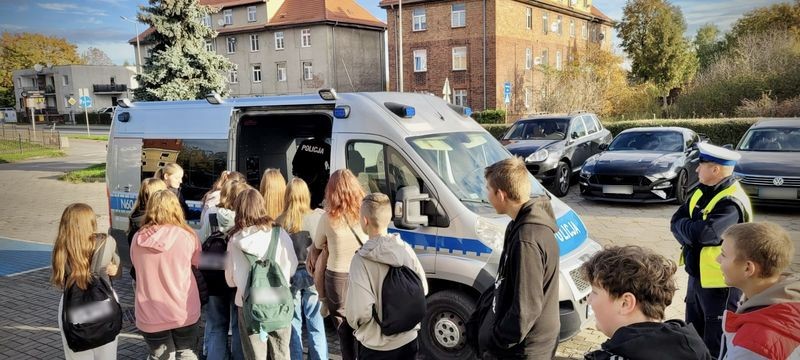 Uczniowie ze Starego Pola z wizytą w malborskiej komendzie.