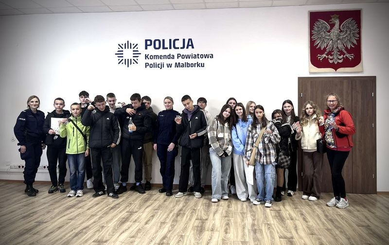 Uczniowie ze Starego Pola z wizytą w malborskiej komendzie.