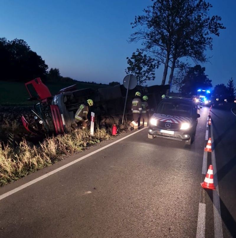 DK55. Ciężarówka z burakami przewróciła się na pobocze.