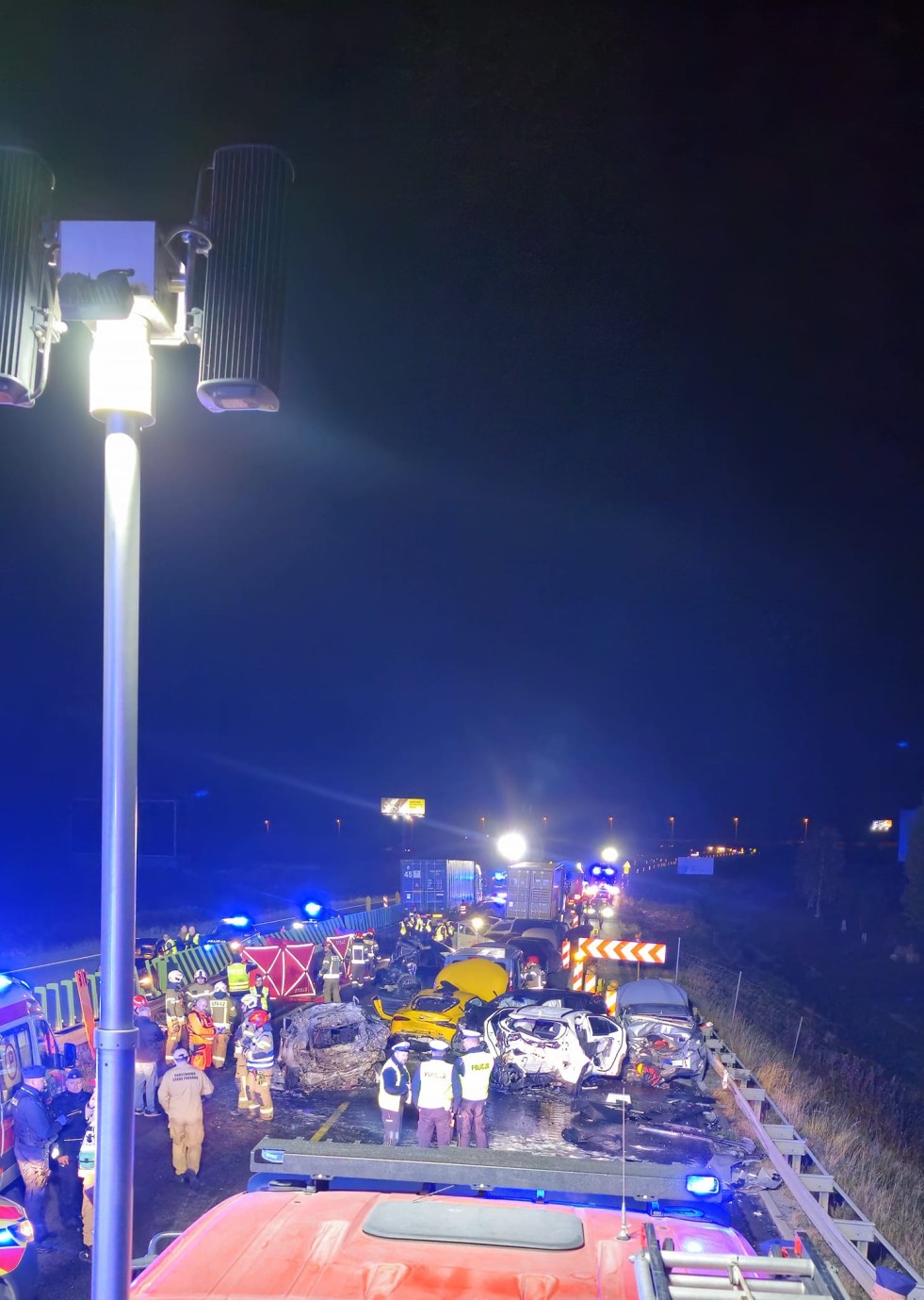 Karambol na S7. 4 osoby zginęły. Zderzyło się około 20 pojazdów.