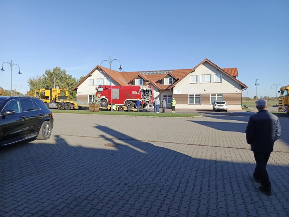 S7. Ciężarówka uderzyła w pojazd OSP Nowy Staw. Strażak trafił do szpitala.