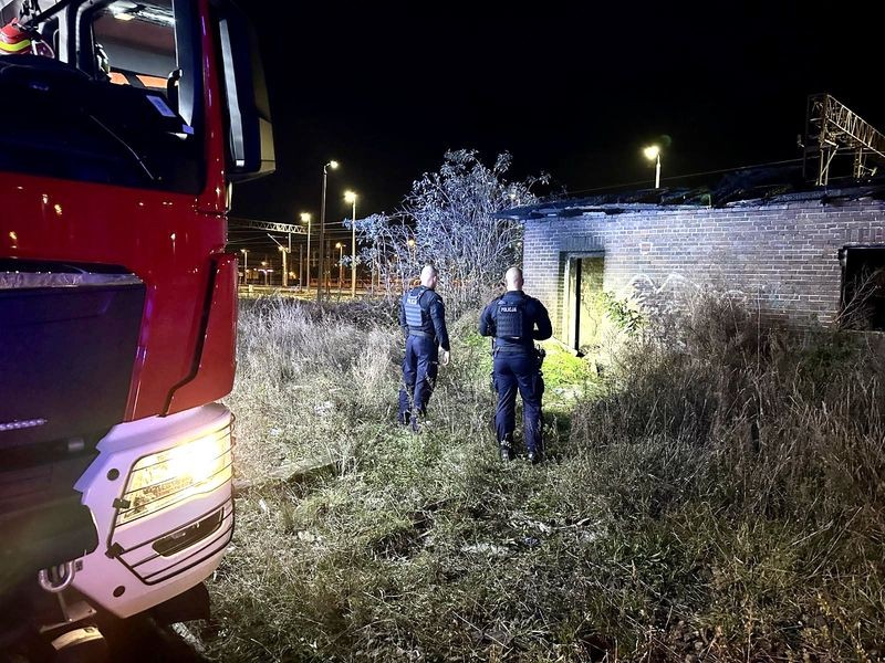 Malbork. Pożar pustostanu przy ul. Dworcowej – policjanci uratowali mężczyznę.