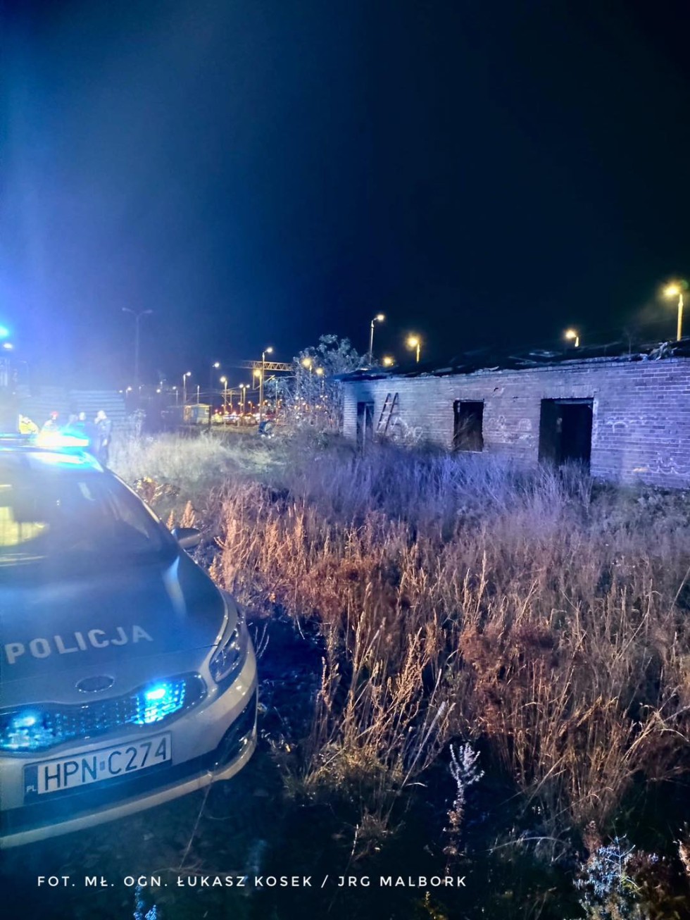 Malbork. Pożar pustostanu przy ul. Dworcowej – policjanci uratowali mężczyznę.