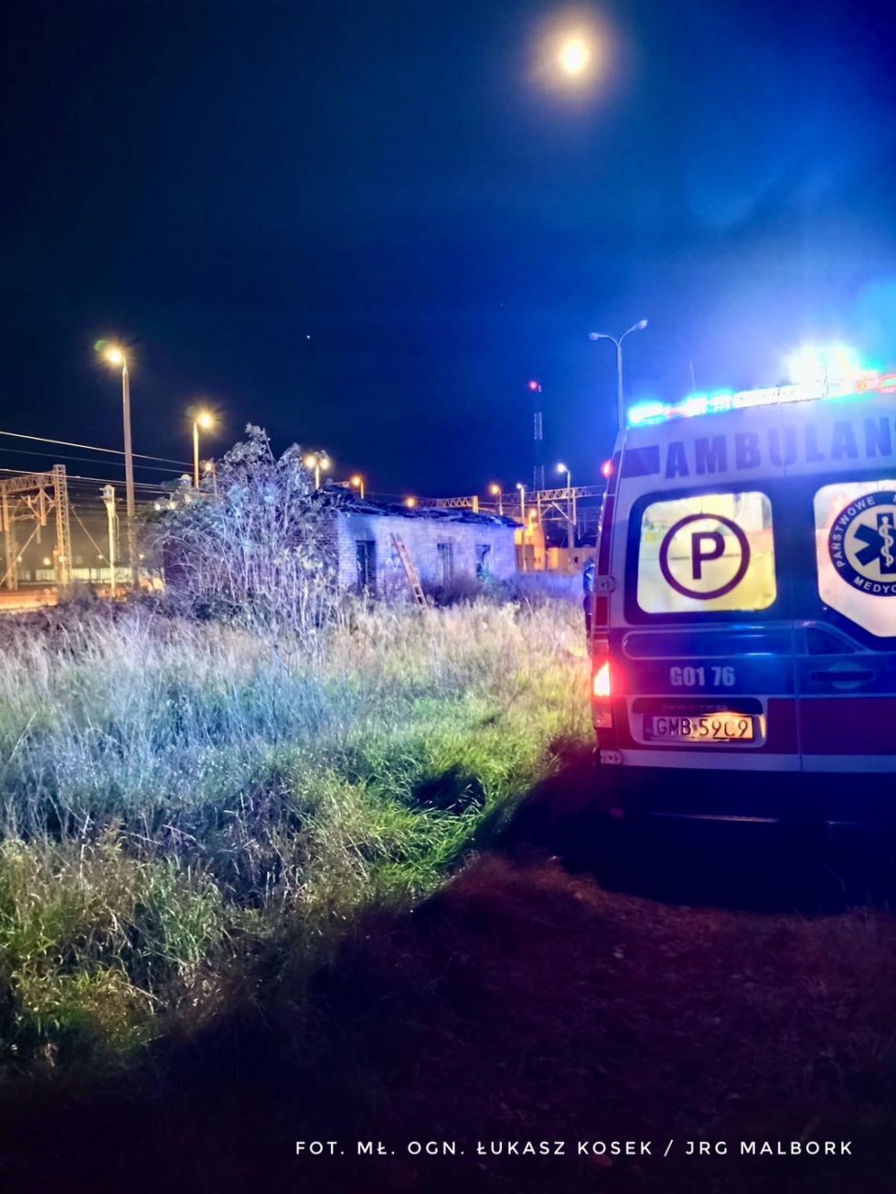Malbork. Pożar pustostanu przy ul. Dworcowej – policjanci uratowali mężczyznę.