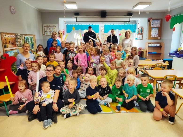 Policjanci rozmawiali z przedszkolakami o bezpieczeństwie.