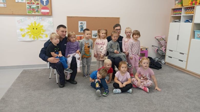 Policjanci rozmawiali z przedszkolakami o bezpieczeństwie.