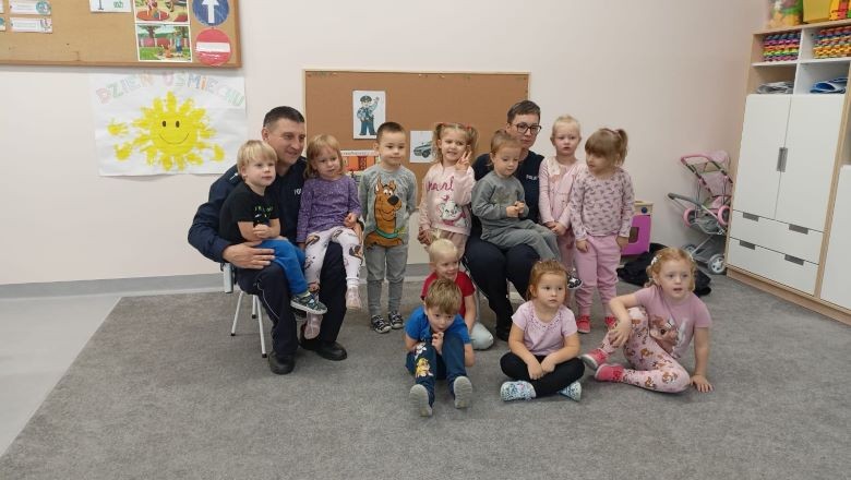 Policjanci rozmawiali z przedszkolakami o bezpieczeństwie.