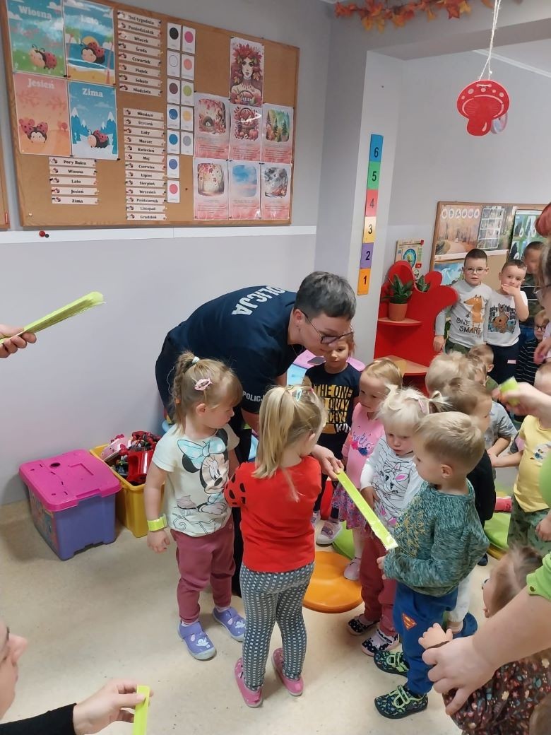 Policjanci rozmawiali z przedszkolakami o bezpieczeństwie.