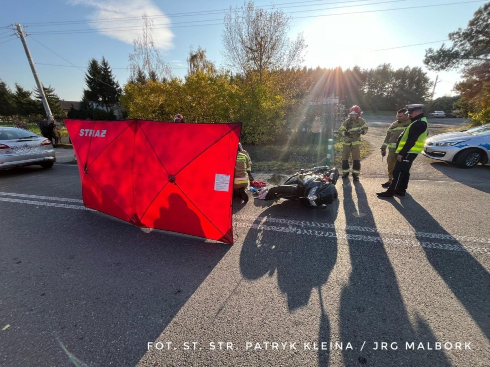 DW515. Zderzenie motocykla z osobówką w Nowej Wsi Malborskiej – kierowca jednośladu zabrany do szpitala przez LPR.