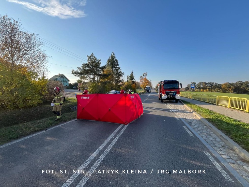 DW515. Zderzenie motocykla z osobówką w Nowej Wsi Malborskiej – kierowca jednośladu zabrany do szpitala przez LPR.