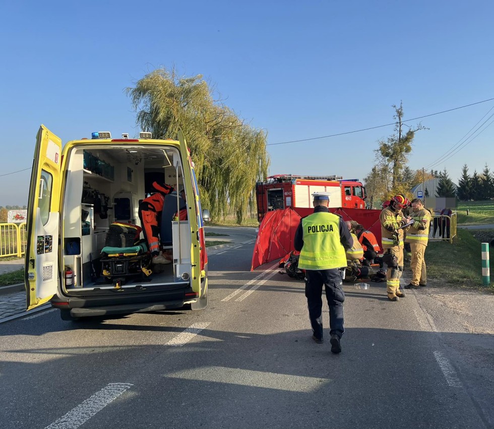 DW515. Zderzenie motocykla z osobówką w Nowej Wsi Malborskiej – kierowca jednośladu zabrany do szpitala przez LPR.