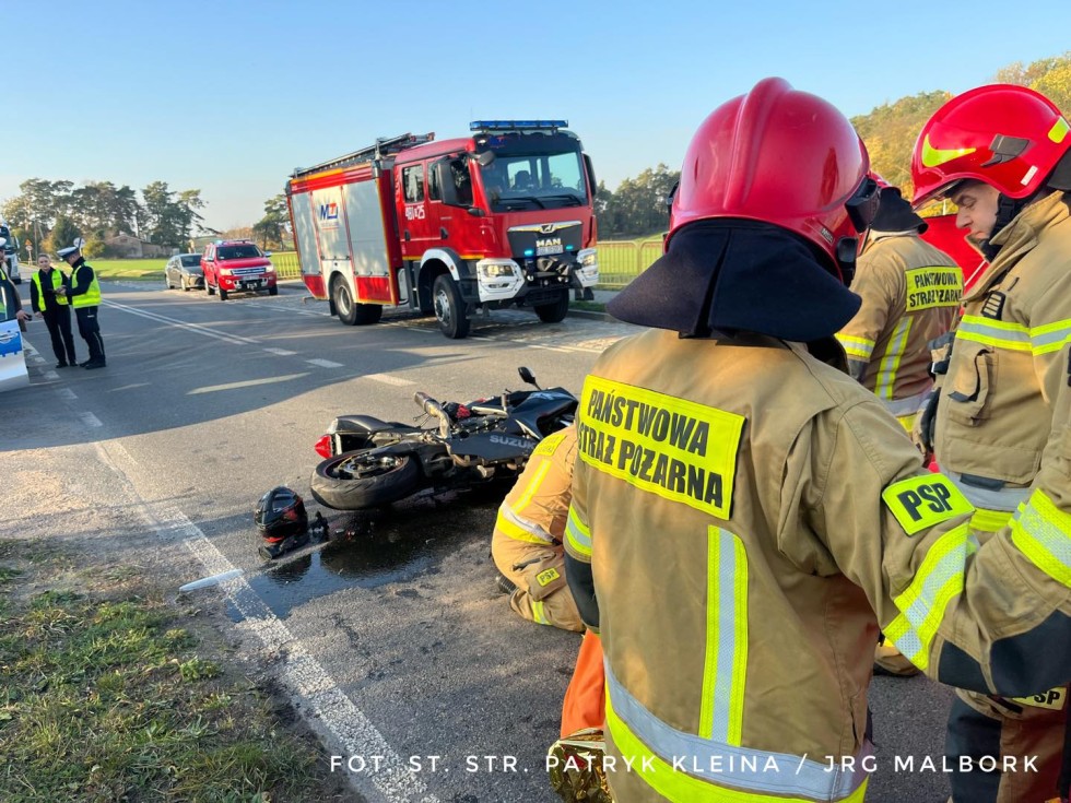 DW515. Zderzenie motocykla z osobówką w Nowej Wsi Malborskiej – kierowca jednośladu zabrany do szpitala przez LPR.