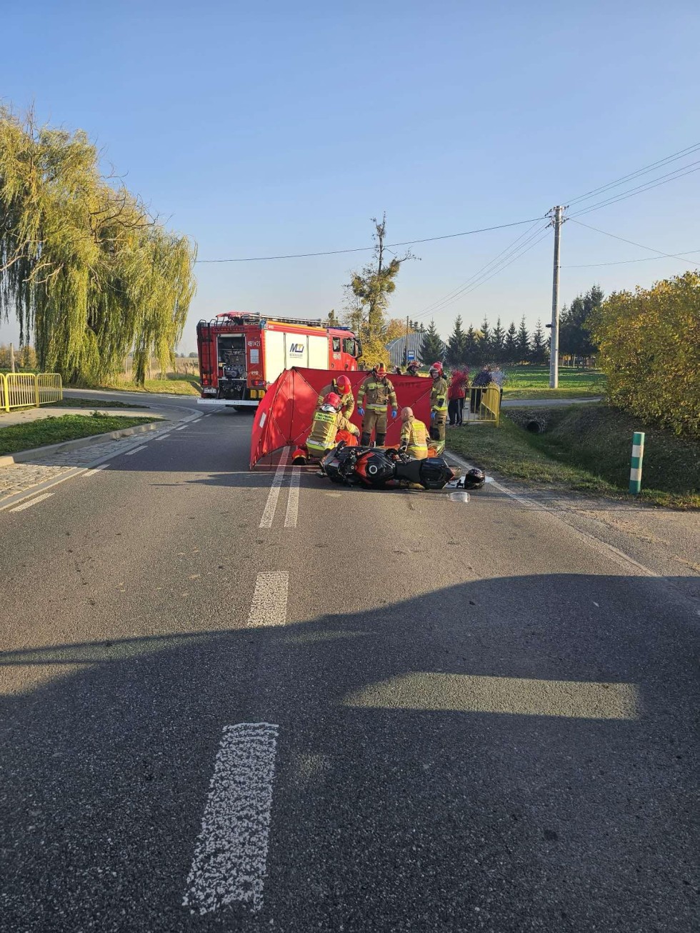 DW515. Zderzenie motocykla z osobówką w Nowej Wsi Malborskiej – kierowca jednośladu zabrany do szpitala przez LPR.