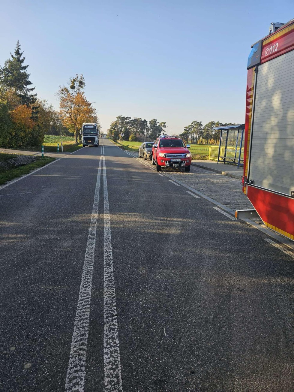 DW515. Zderzenie motocykla z osobówką w Nowej Wsi Malborskiej – kierowca jednośladu zabrany do szpitala przez LPR.
